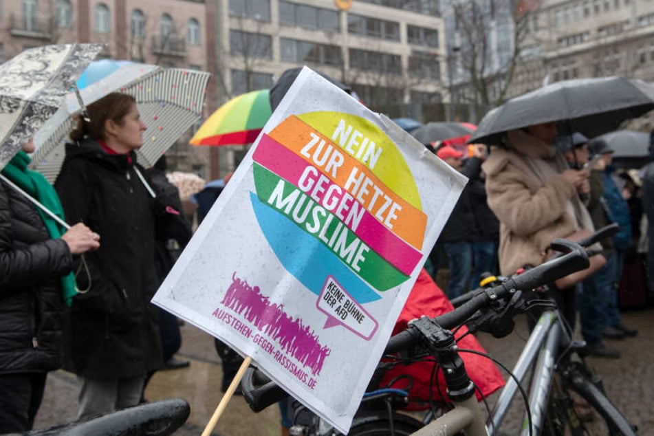 Rund 2500 Menschen zogen am Samstag gegen Rassismus durch Berlin.