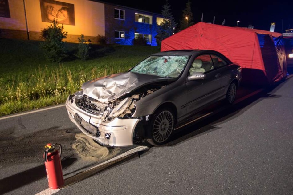 Das Moped krachte beim Abbiegen in einen Mercedes.