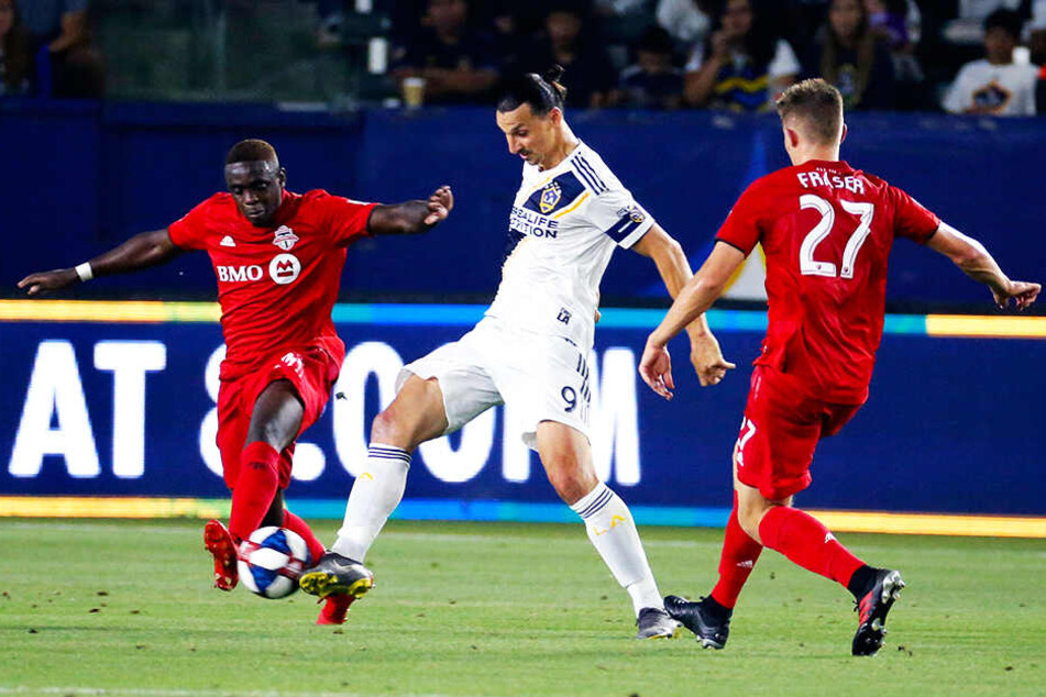 Zlatan Ibrahimovic (M.) behauptet sich gegen zwei Toronto-Spieler.
