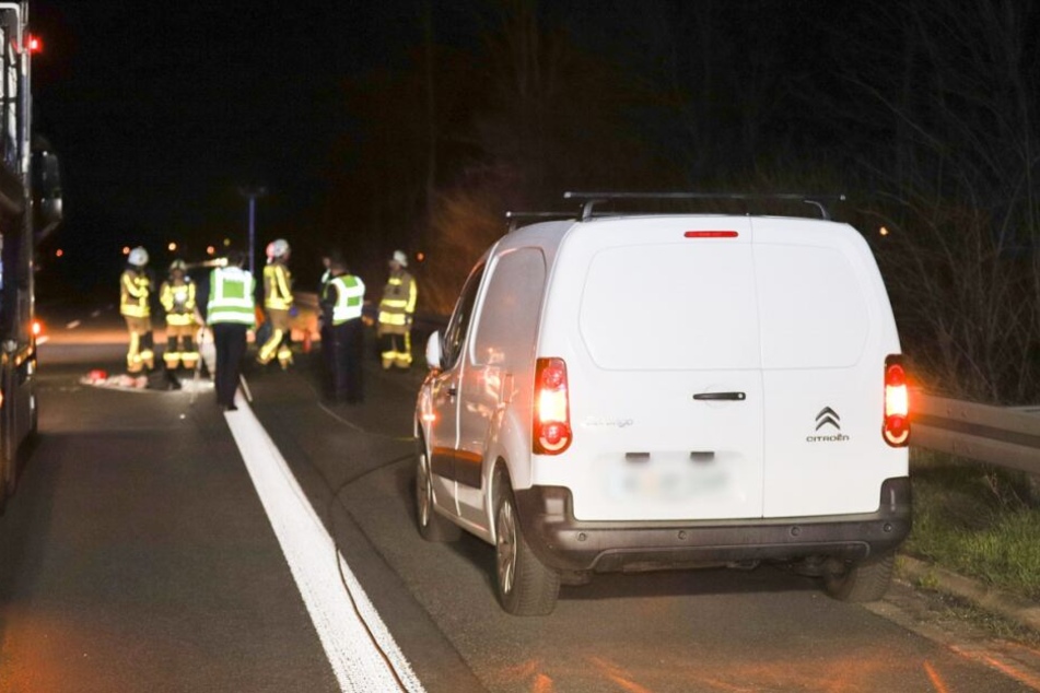 Eine Panne auf der Autobahn, der Fahrer steigt aus und wird überfahren.