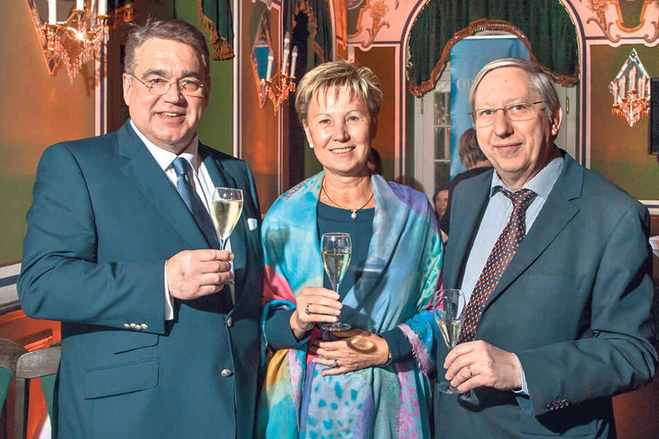Gastronom Uwe Wiese (64, v.l.), Sonnenstrahl-Schirmherrin Helma Orosz (64) und Professor Meinolf Suttorp (65) stoßen auf eine erfolgreiche Party an.