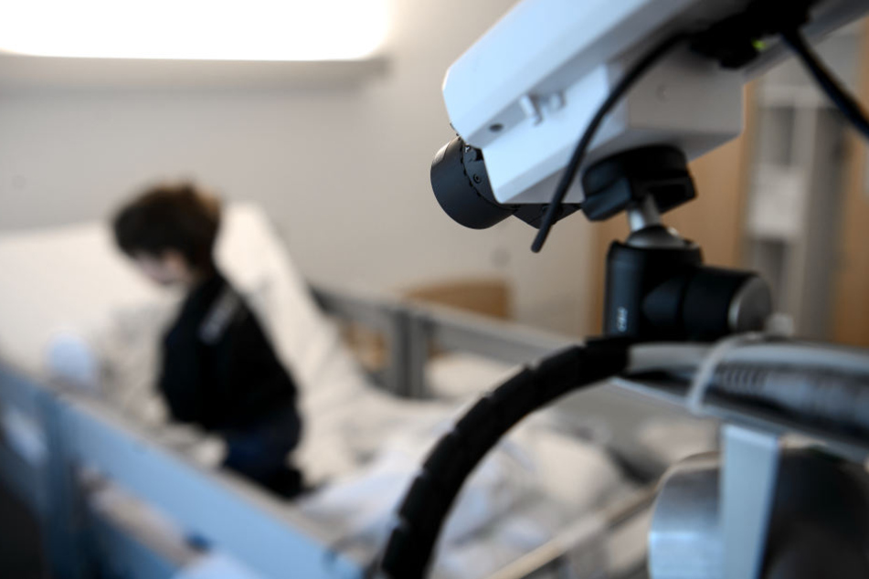 Eine Kamera zur Schlafüberwachung filmt den Patienten Nico im Bett des Olgahospitals.