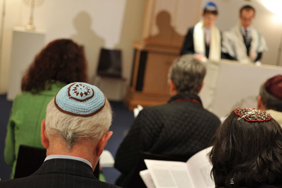 Ein Rabbiner von der jüdischen Gemeinde Beth Shalom probt in der Synagoge den Bar-Mitzwa-Gottesdienst.