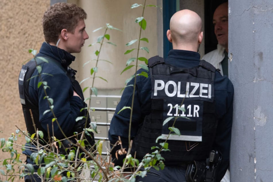 Die Polizei sucht derzeit nach Zeugen der Bluttat. (Symbolbild)