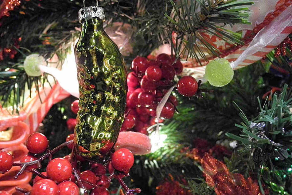 In den USA hängt man sich auch Gurken in den Weihnachtsbaum.