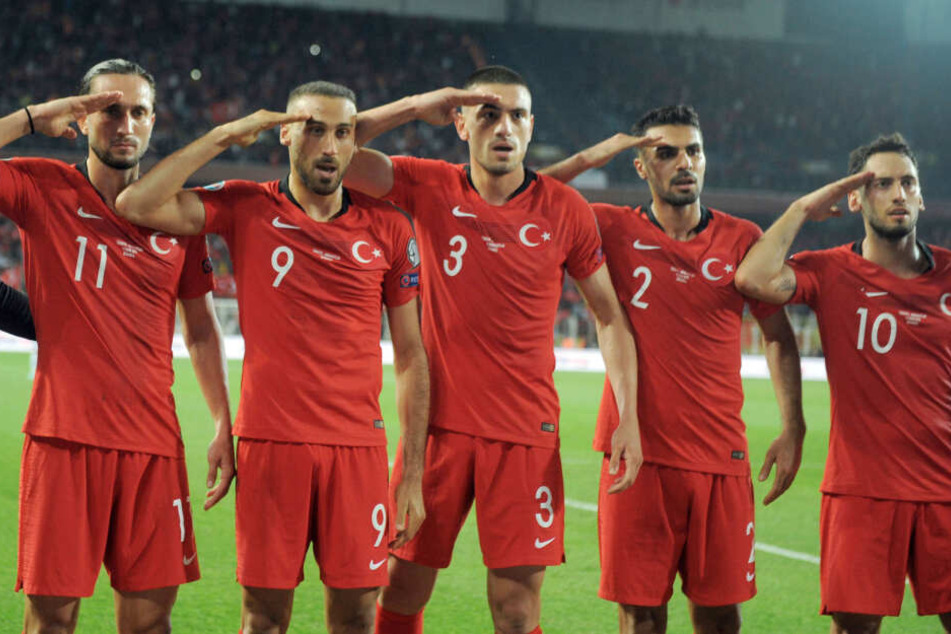 Cenk Tosun (zw. v. l.) feierte sein Tor im Länderspiel gegen Albanien mit dem Salut-Jubel.