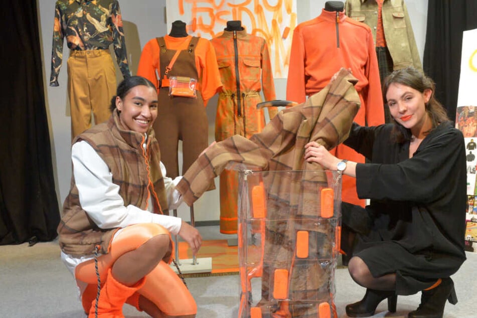 Model Leandra (19, l.) und Designstudentin Miriam Goerdt (24) holen einen Mantel aus dem aufgepeppten Hackenporsche.