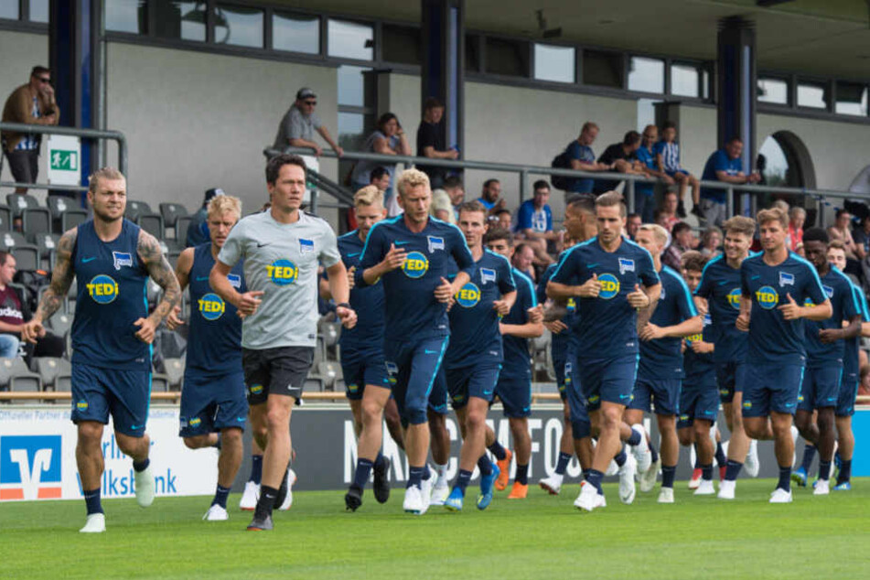 Die Hertha-Stars laufen sich beim Trainingsauftakt warm. Im ersten Test klappte es mit dem Toreschießen schon ganz gut.
