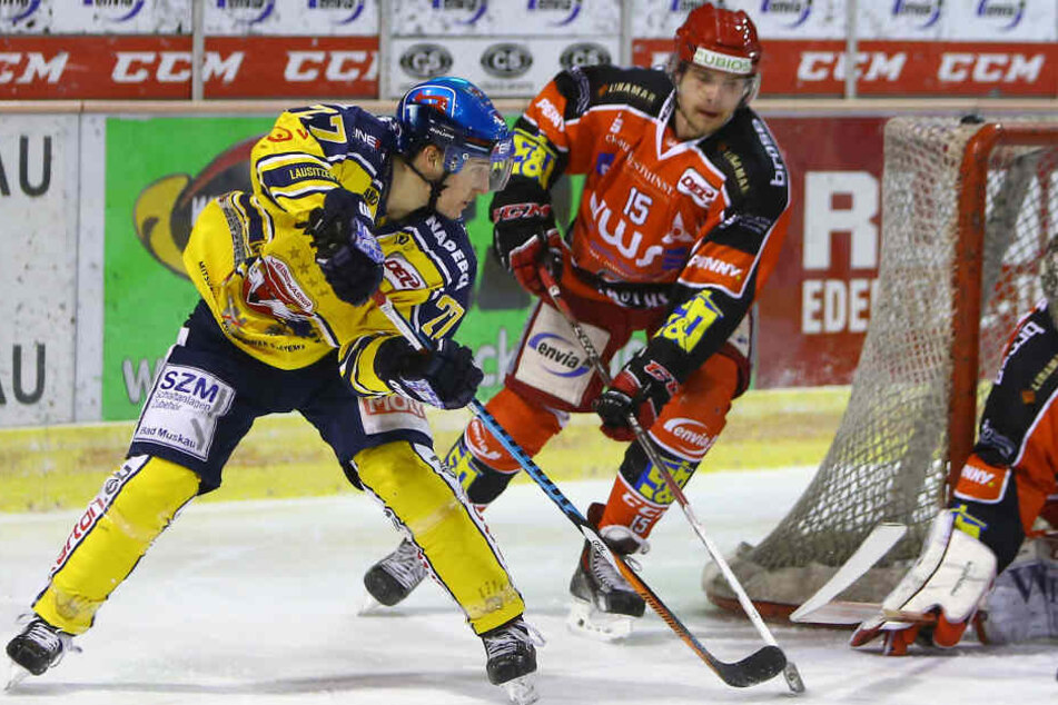 Eispiraten Crimmitschau gegen Lausitzer Füchse im
Kunsteisstadion im Sahnpark: Dennis Palka (Lausitz) gegen Ole Olleff und
Tormann Ryan Nie.