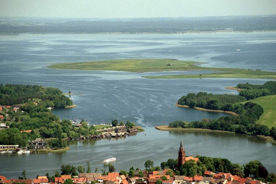 Das knapp 120.000 Euro teure Schiff trieb auf der Müritz nahe Ludorf.