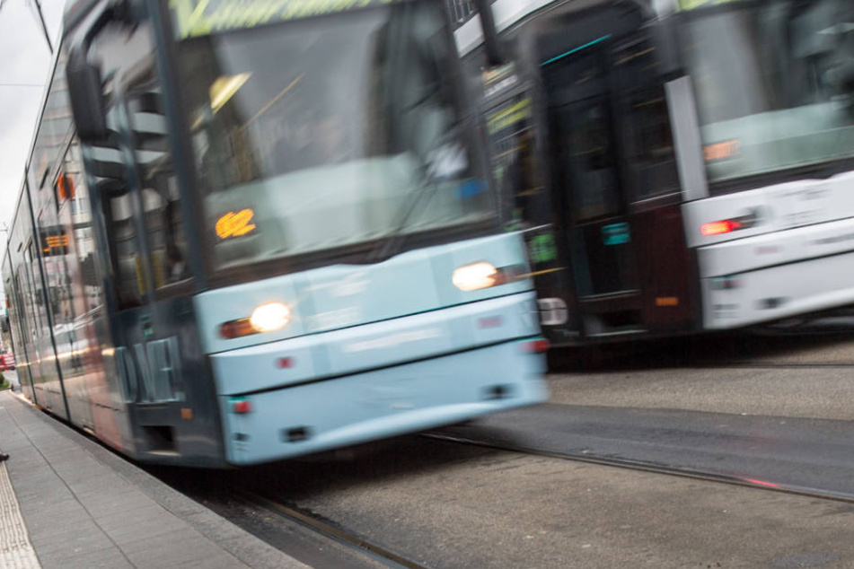 Schwere Verletzungen hat eine Frau bei einem Unfall in Mannheim erlitten. Eine Straßenbahn hatte sie erfasst. (Symbolfoto)