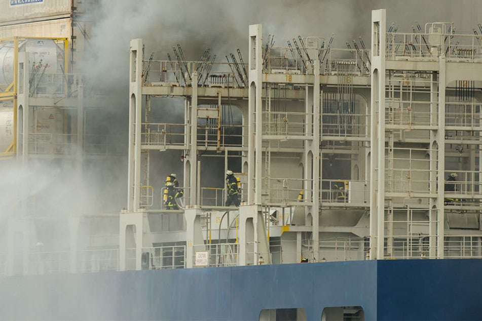 Ein Containerschiff der deutschen Reederei Hapag-Lloyd hat auf hoher See Feuer gefangen. (Symbolbild)