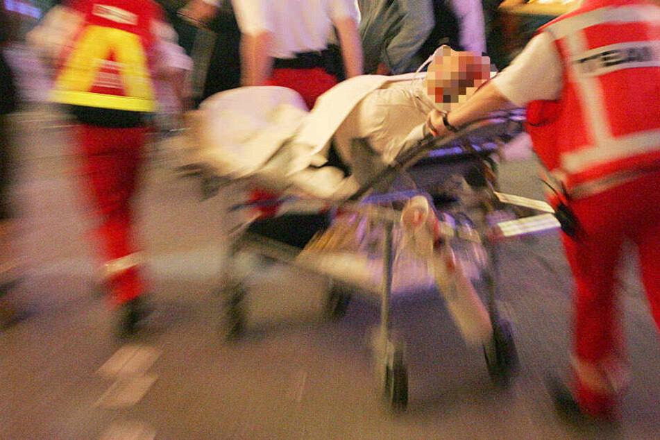 Die Familie verstarb noch an der Unfallstelle, zwei weitere Personen mussten mit schweren Verletzungen in ein Krankenhaus gebracht werden (Symbolbild).