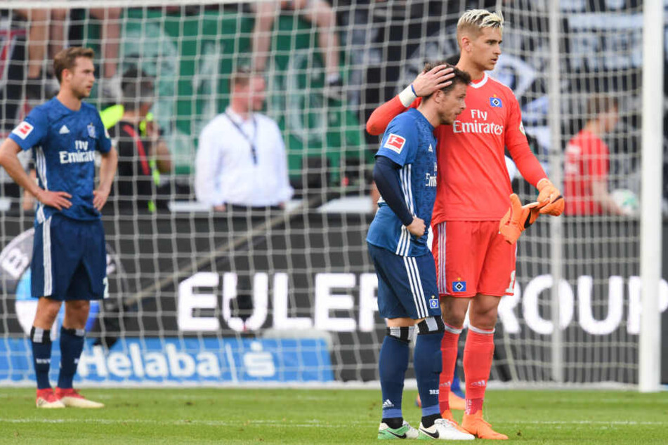 Nach der Niederlage gegen Frankfurt tröstet Keeper Julian Pollersbeck Nicolai Müller.