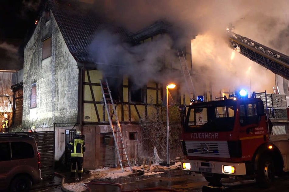 Das Foto zeigt das brennende Fachwerkhaus in Michelstadt.