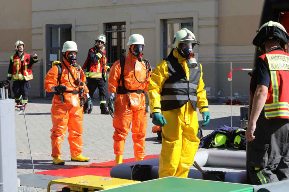 Die Feuerwehr geht mit Schutzanzügen in den Unterrichtsraum und neutralisiert die Säure.