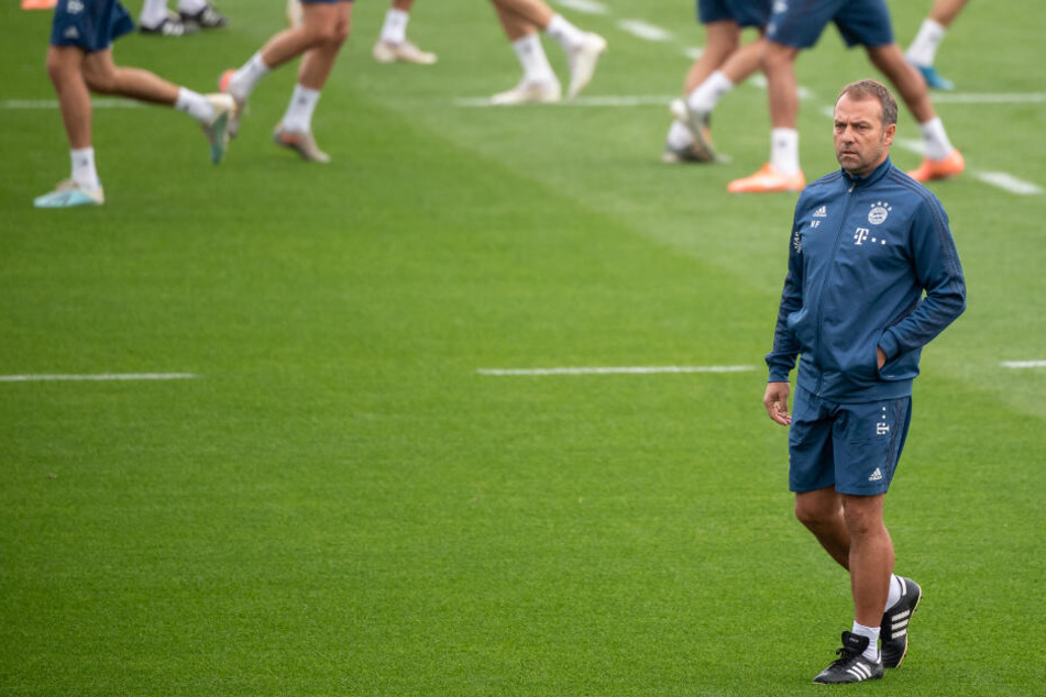 Bayern-Coach Hansi Flick hofft auf schnelle Lösungen.