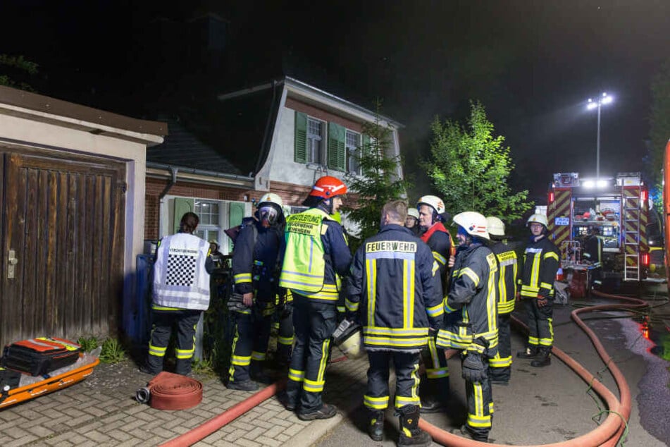 Die Feuerwehr hatte in der stark vermüllten Wohnung zunächst Probleme, den Brandherd zu finden.