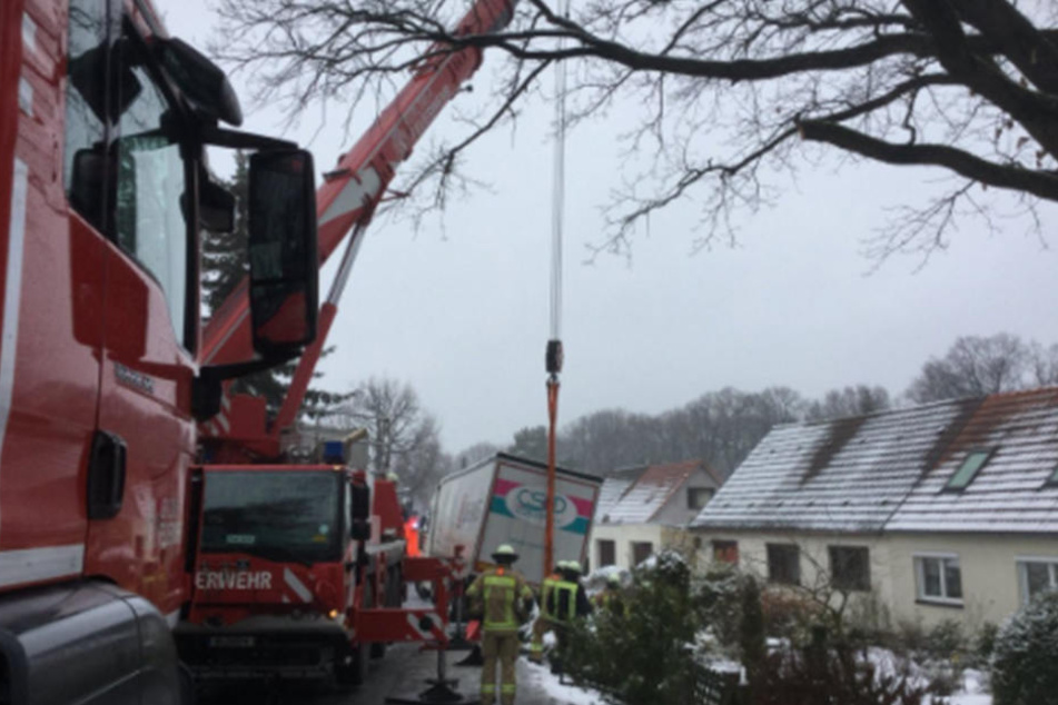 Ein Sattelschlepper droht in Berlin-Tegel umzukippen.