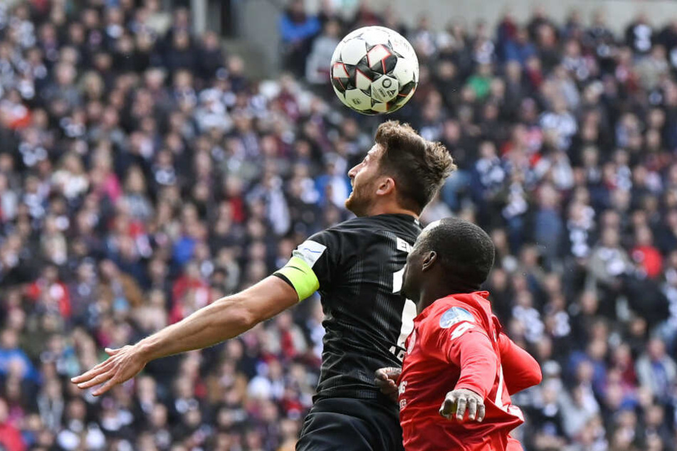 In der Luft obenauf: Eintracht-Kapitän David Abraham im Kopfball-Duell mit dem Mainzer Anthony Ujah.