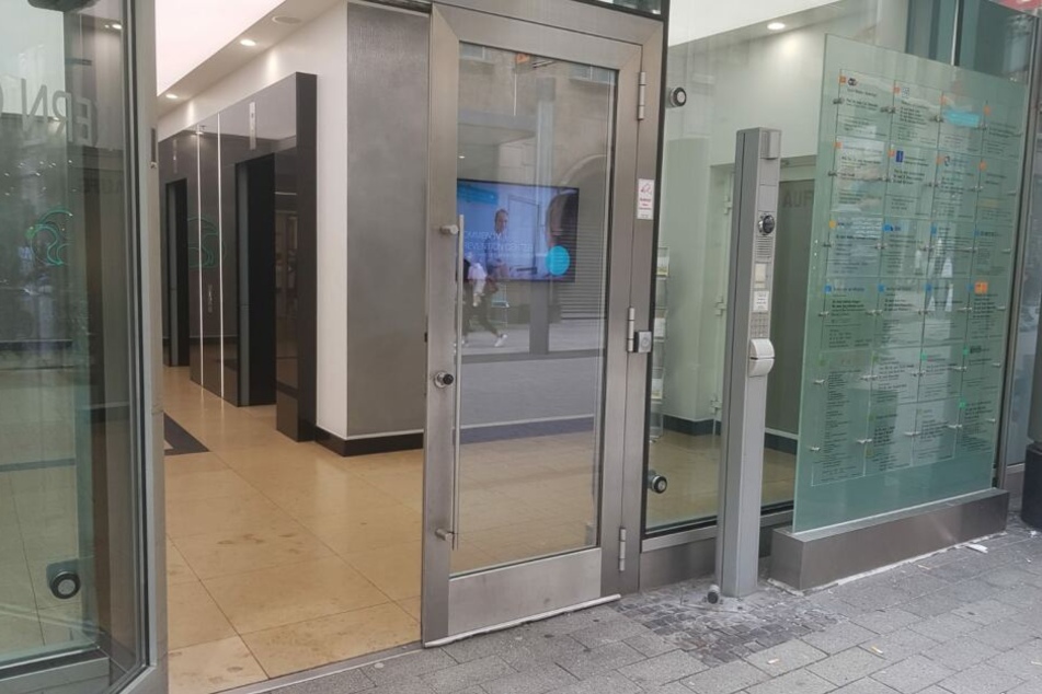 Eingang zu dem Gebäude am Kölner Neumarkt, in dem sich die Praxis befindet.
