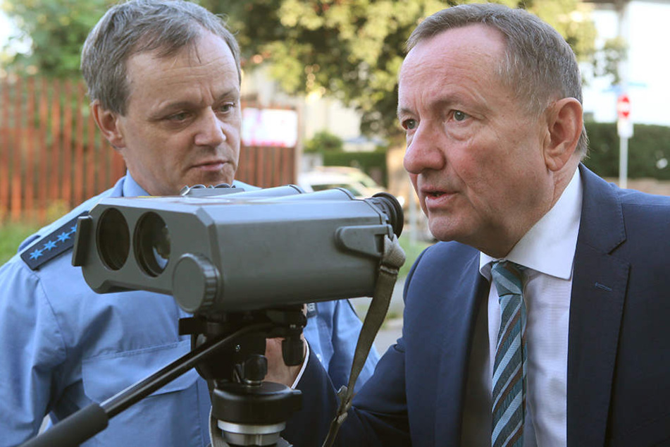 Innenminister Holger Poppenhäger (60, SPD) warf einen Blick durch das Geschwindigkeitsmessgerät.