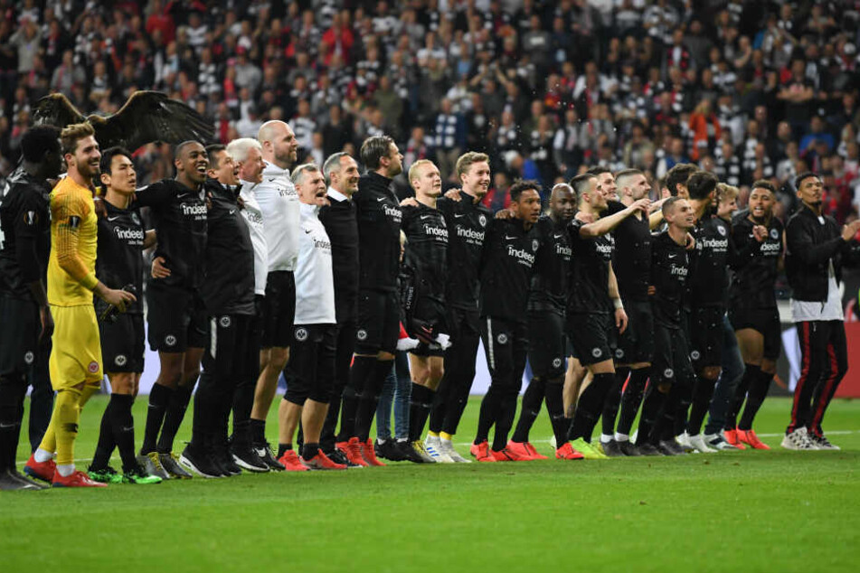 Die Frankfurter Mannschaft ließ sich von den eigenen Fans feiern.