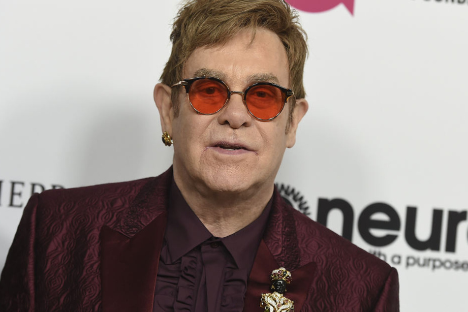 Der 70-Jährige Sänger Elton John muss wegen einer Infektion mehrere Konzerte absagen.