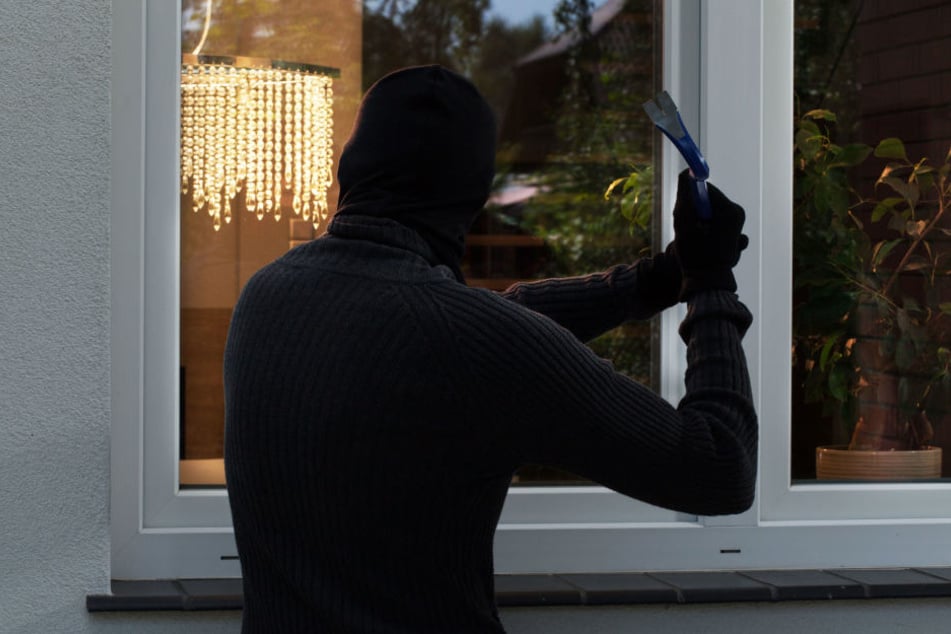 Als die Diebe im Haus waren fingen sie an alles schwarz anzumalen. (Symbolbild)
