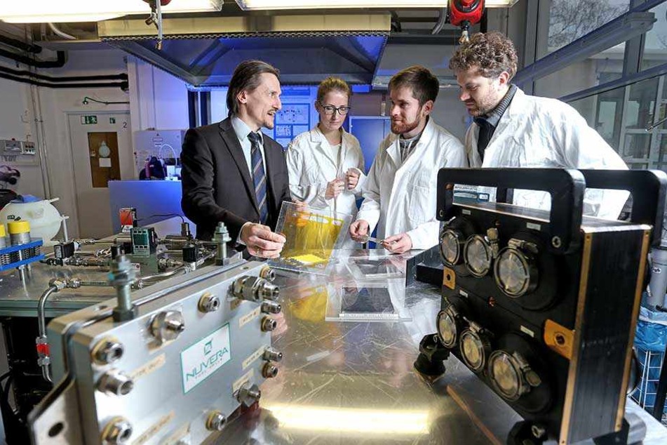 TU-Forscher: (v.l.) Thomas von Unwerth, Kristin Meyer, Karl Lötsch und Felix Rudolf.