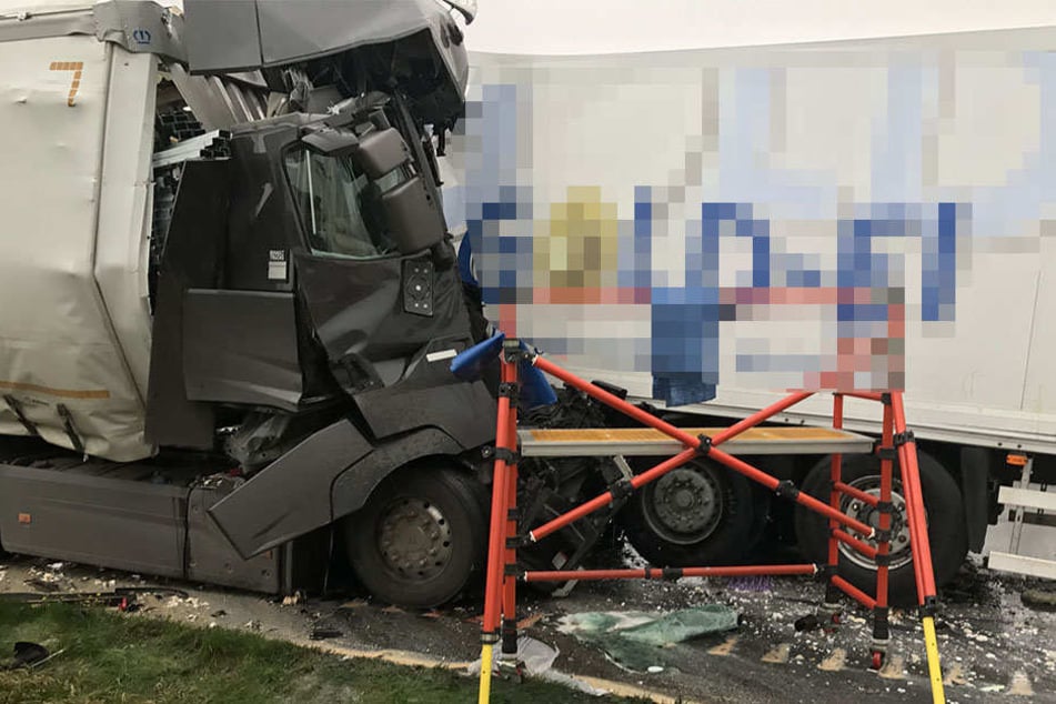 Der Lkw-Fahrer krachte ungebremst in das Stauende und verstarb noch vor Ort.