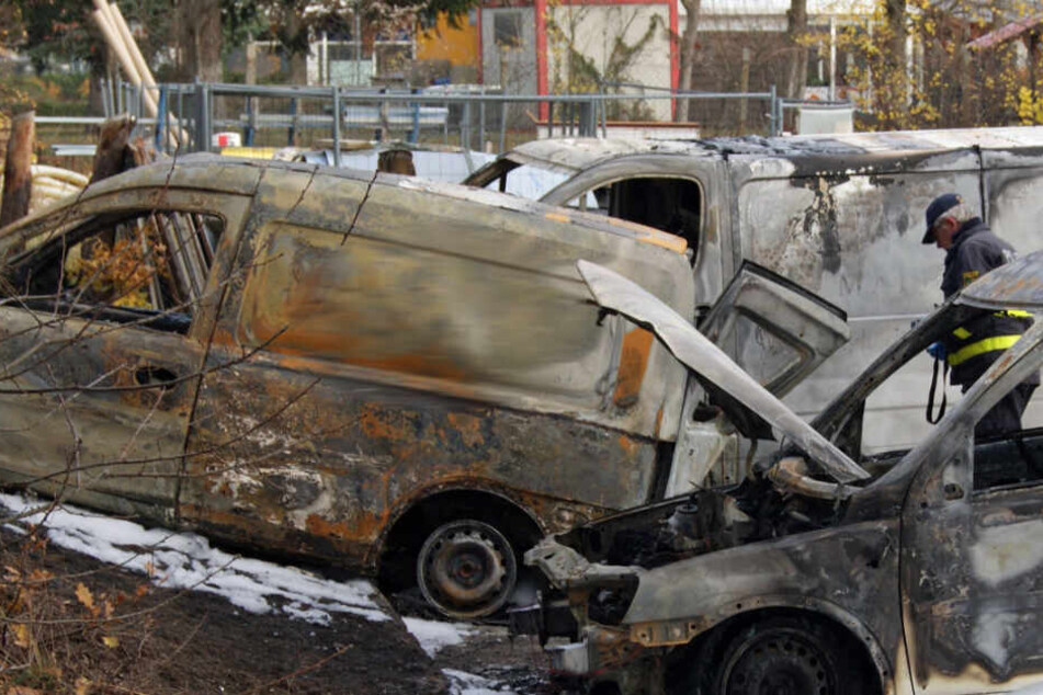 Firmenfuhrpark in Flammen: Vier Fahrzeuge abgefackelt
