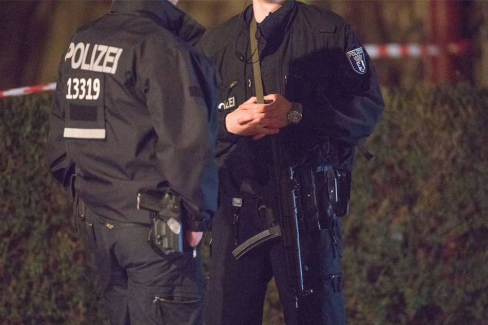 Stundenlang harrten Beamte, Ärzte und Sanitäter rund um den Tatort in der Delphinstraße aus.