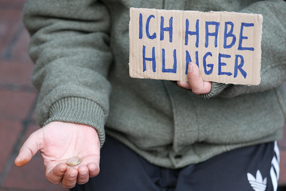 Ein junger Mann muss für sein Essen auf der Straße betteln. (Symbolbild)