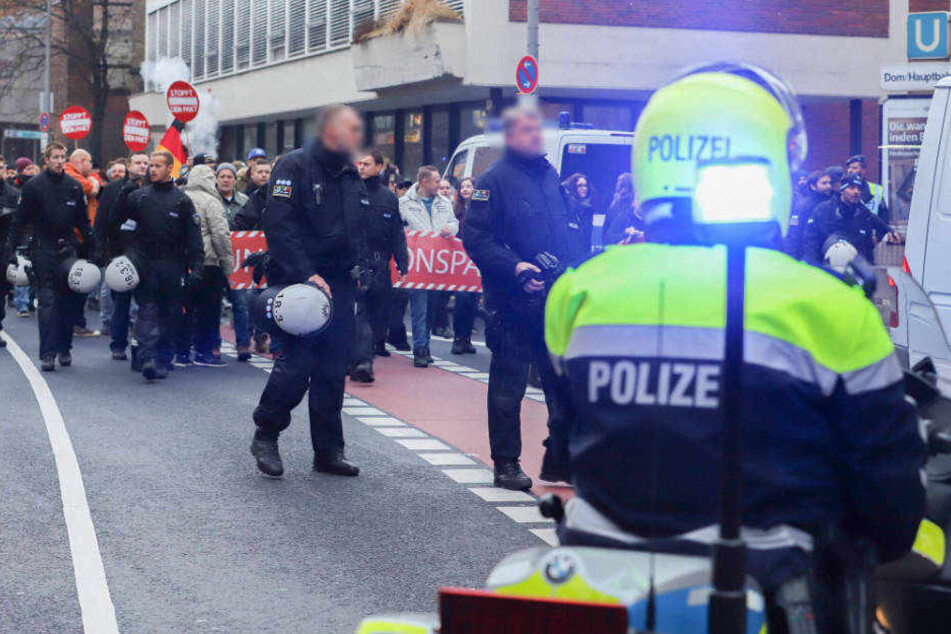 Über hundert Personen hatten sich zu einem Gang durch Köln versammelt.
