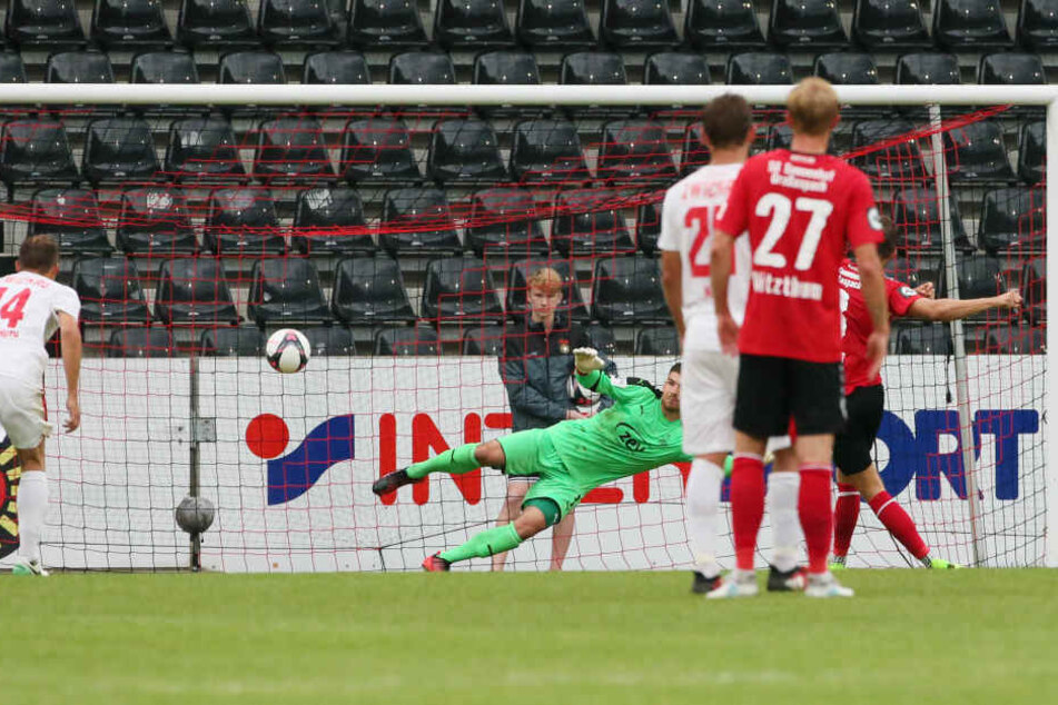 Pascal Sohm (Grossaspach) erzielt per Foulelfmeter den Treffer zum 2:0.