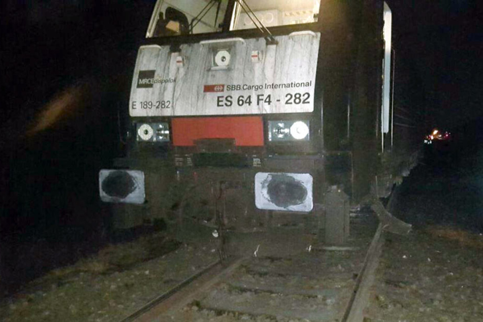 In Dinslaken ist am Donnerstag ein Zug entgleist. Unbekannte hatten einen Geldautomaten auf die Schienen gelegt.