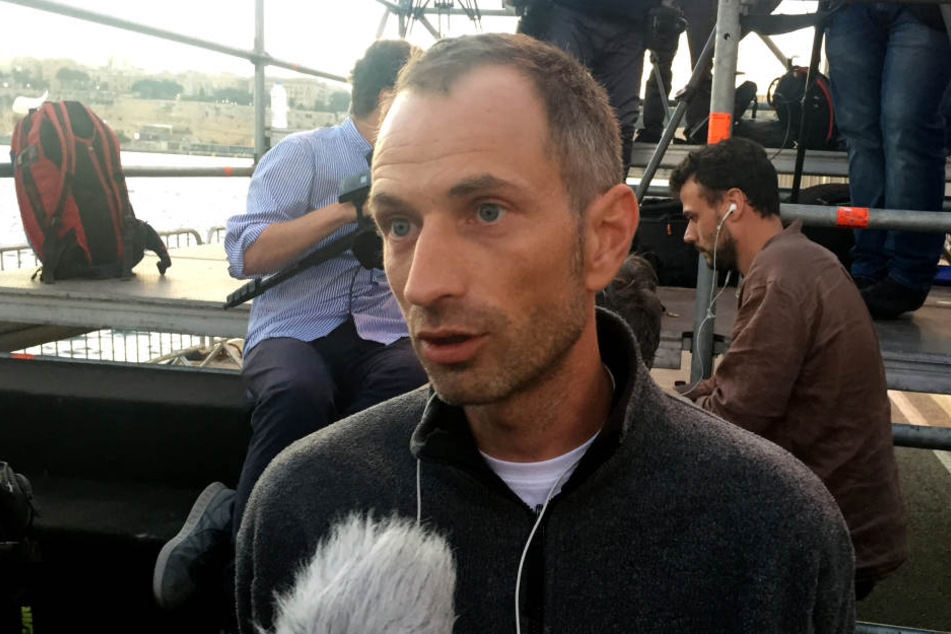 Axel Steier, der Mitgründer von Mission Lifeline, gibt nach der Ankunft im Hafen von Valletta ein Interview.