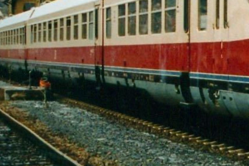Die Reisenden mussten mehr als zwei Stunden auf der Strecke nahe der Kleinstadt Zarnovica warten, bis eine Ersatzlokomotive kam.