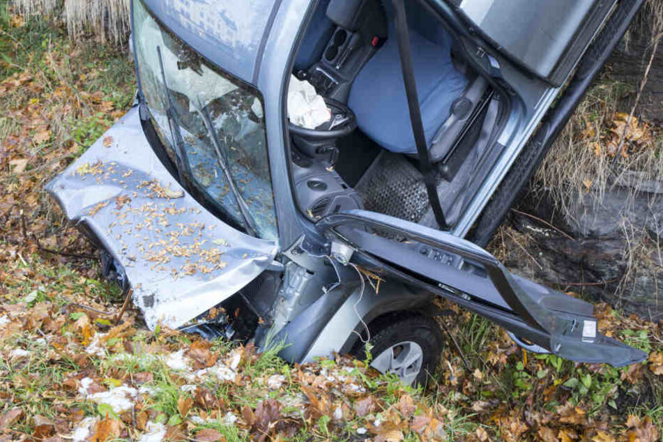 Der Fahrer des Pickup wurde vom Rettungsdienst aus dem Fahrzeug befreit.