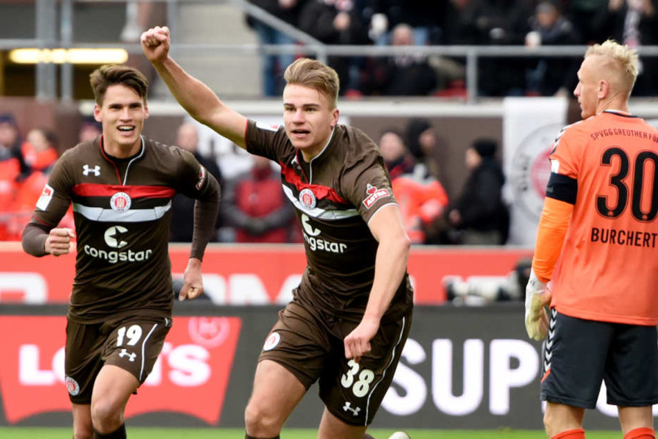 Florian Carstens bejubelt seinen ersten Treffer für die Profis vom Fc St. Pauli.