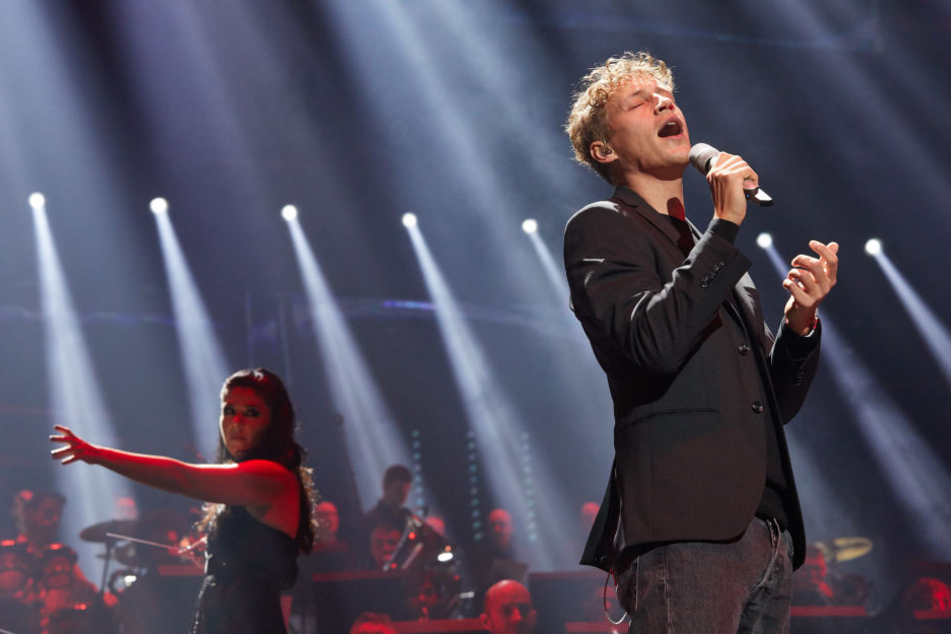 Tim Bendzko steht beim Tourauftakt von "Night of the Proms" in der Barclaycard Arena auf der Bühne.