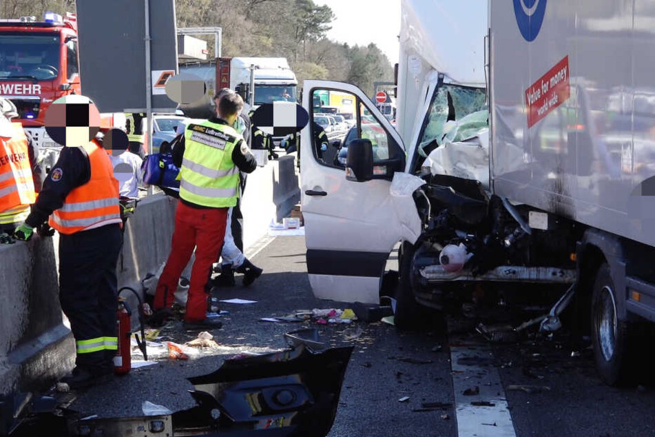 Ein Unfallbeteiligter saß zirka eine Stunde eingeklemmt in einem der Fahrzeuge fest.