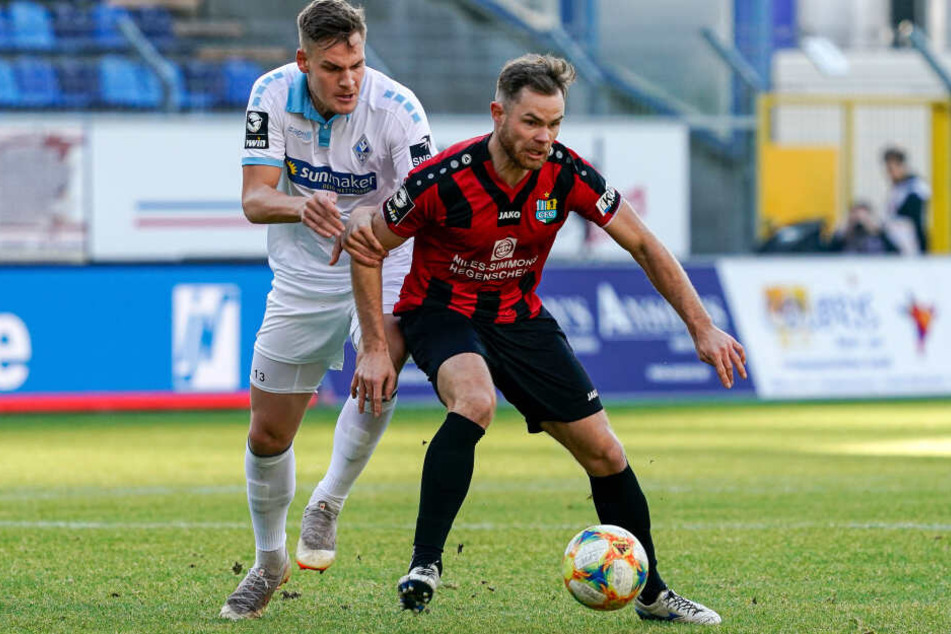 Tobias Müller, hier im Duell mit Max Christiansen (l.), schied beim 3:4 in Mannheim nach 25 Minuten aus. Zuvor hatte er wegen Adduktoren-Beschwerden bereits zwei Spiele verpasst.