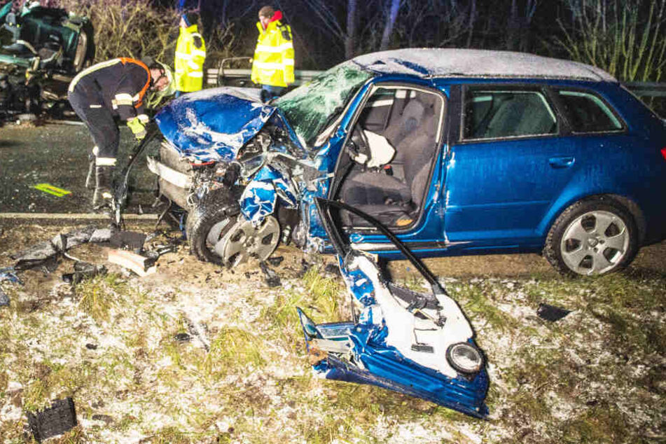 Ein Audi ist nach dem schweren Verkehrsunfall auf der B16A in Bayern völlig zerstört.