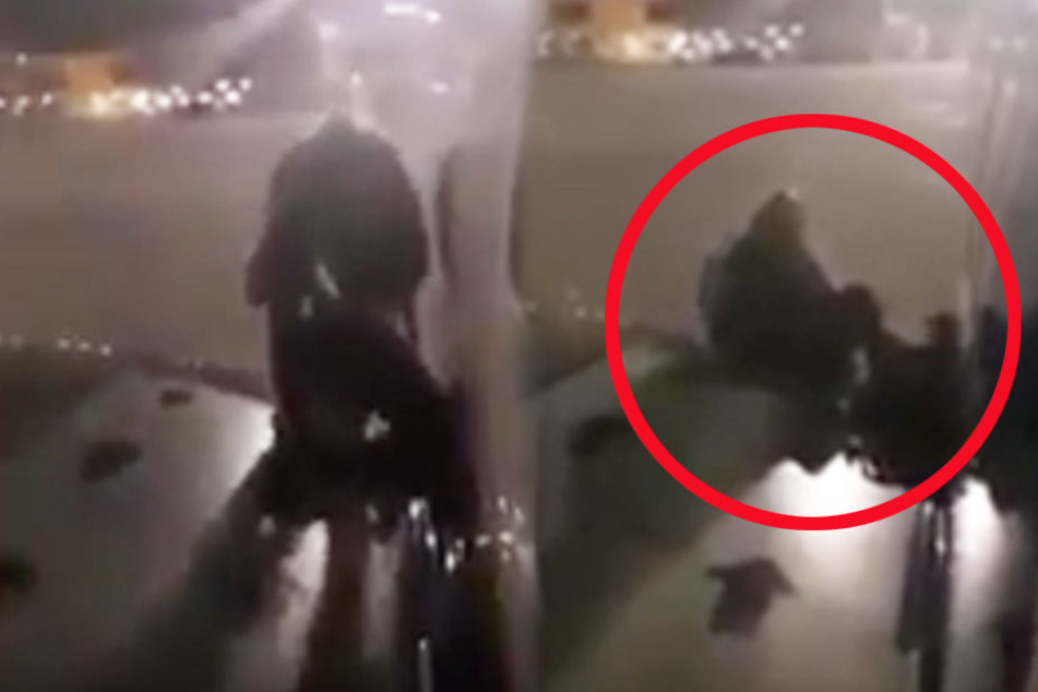 Der Mann öffnete den Notausgang und setzte sich auf die Tragfläche des Flugzeuges.