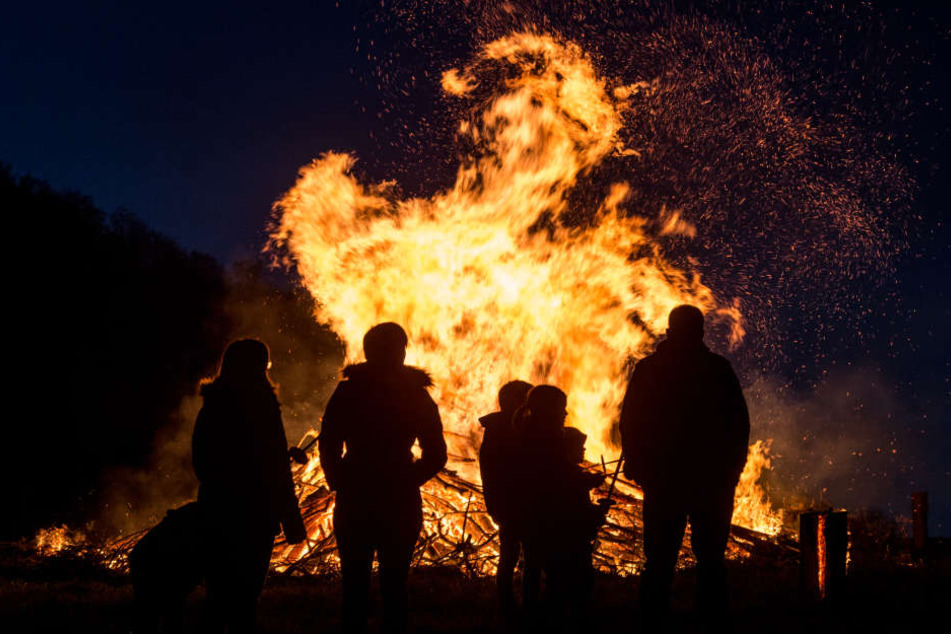 Als die Kameraden der Feuerwehr das Osterfeuer löschen wollten, wurden sie von vier Männern angegriffen. (Symbolbild)
