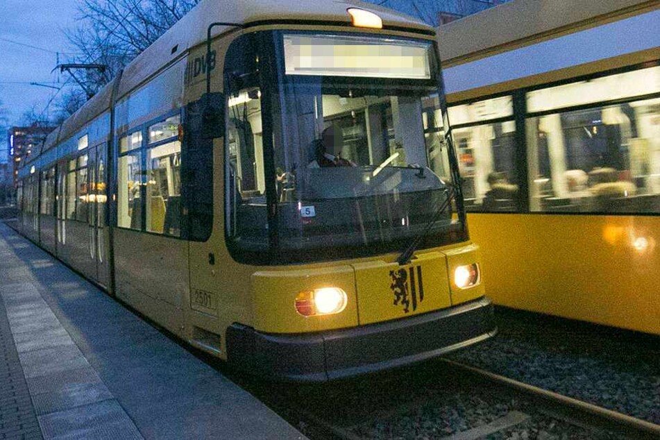 Die Tür der Tram öffnete sich, dann sah die 18-jährige den Mann (Symbolbild).
