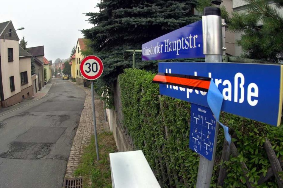 Alarmzustand in Ciansdorf: Die Bergstraße wird halbseitig gesperrt und zur Einbahnstraße. Der Hang gibt nach.