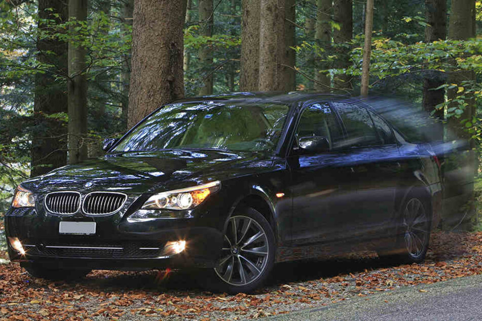 Erst flüchtete der BMW-Fahrer, dann versteckte und verschloss er den Wagen, ließ darin ein Kind (2) zurück.